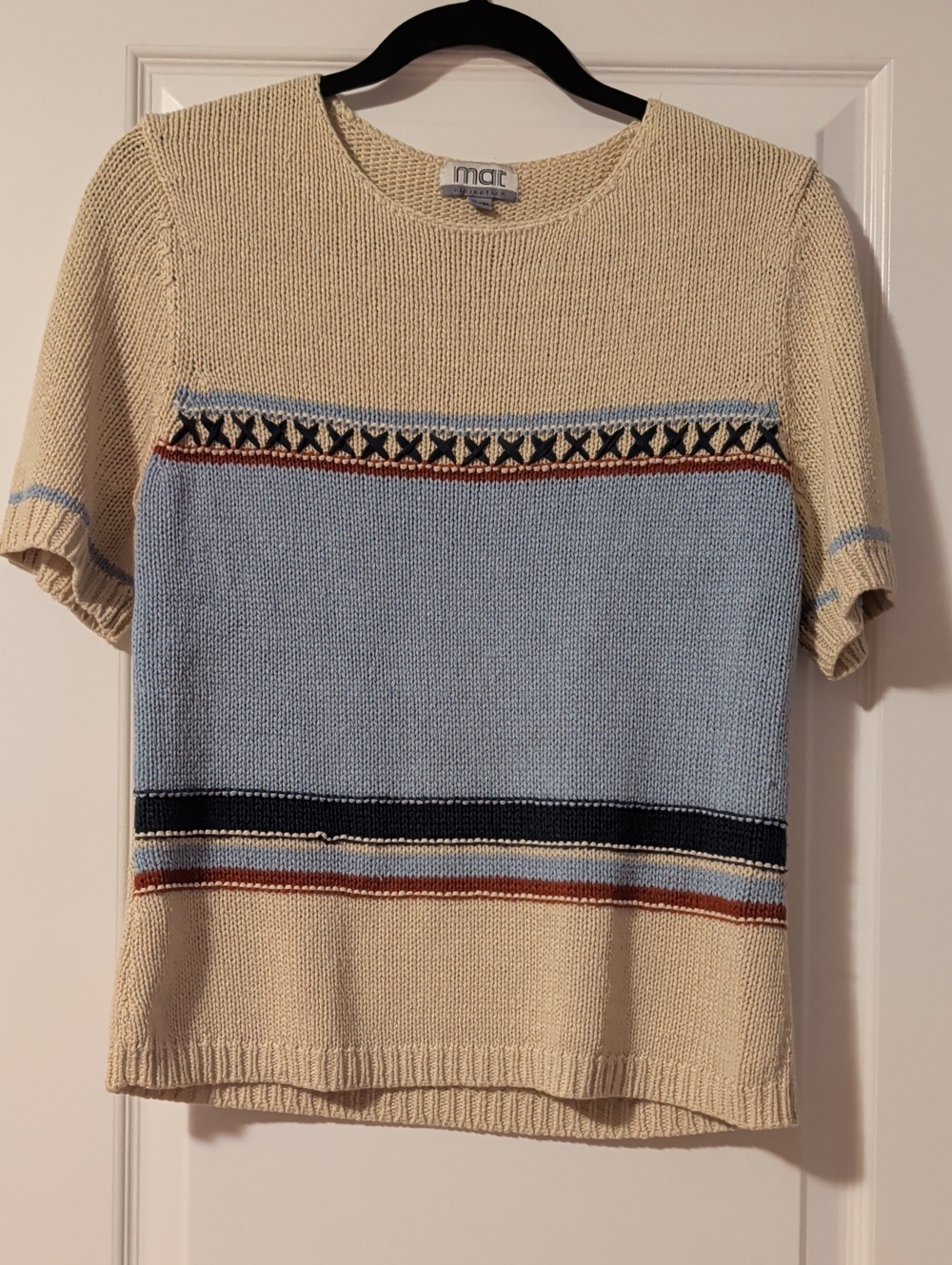 mat. Cream and Light Blue Short-Sleeve Knit Sweater with Striped Accents